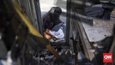 Sejumlah fasilitas umum pun sempat dibakar oleh kelompok pendemo. Polisi pun menjerat sejumlah orang yang ditangkap dengan pasal pembakaran. (CNN Indonesia/Hesti Rika)