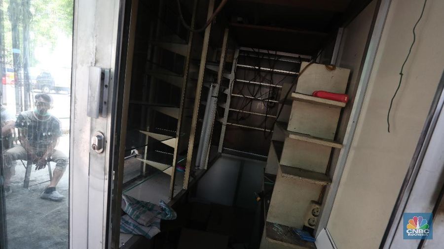 Massa pendemo aksi 22 Mei yang anarkis menjarah barang yang dijual di warung tersebut.