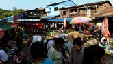 Meski demikian suasana ini kerap menjadi atraksi wisata untuk para turis yang jengah dengan kegemerlapan kehidupan Mandalay.