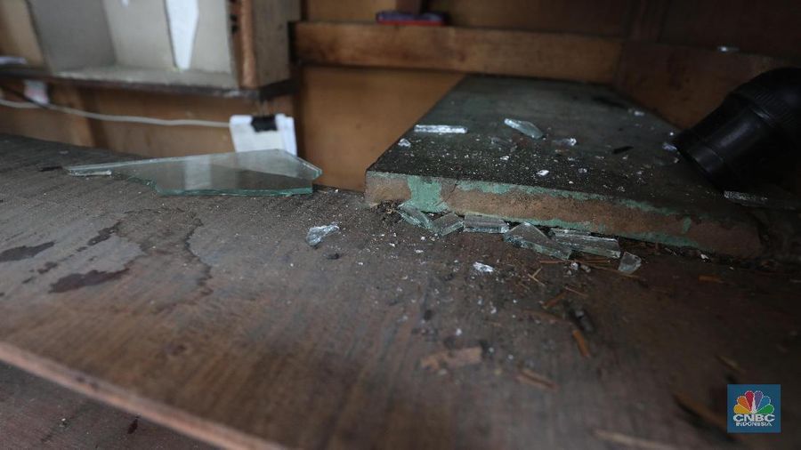 Massa pendemo aksi 22 Mei yang anarkis menjarah barang yang dijual di warung tersebut.