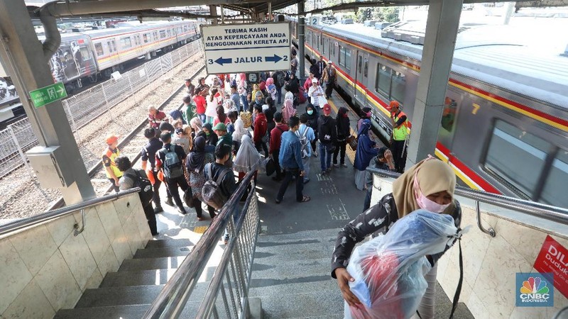 Kini Stasiun Tanah Abang dan Stasiun Palmerah kembali normal setelah sempat ditutup akibat aksi kerusuhan 22 Mei di sekitar gedung Bawaslu dan Tanah Abang.