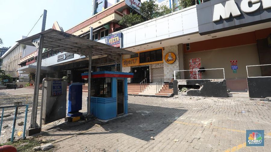 Beberapa kerusakan terjadi di pertokoan Sarinah usai aksi demo 22 Mei yang menolak hasil Pilpres 2019.