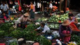 Saking dekatnya, aktivitas pasar ini benar-benar menutupi jalur kereta api. Sehingga terbilang sangat rawan.