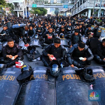 Di Balik Demo 22 Mei: Momen Bukber Aparat hingga Video Call