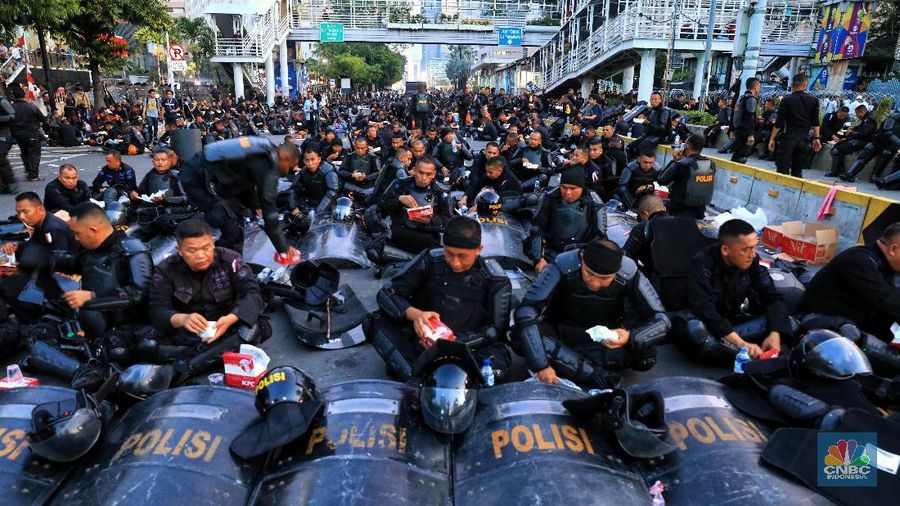 Momen buka bersama para aparat keamanan hingga bentrokan mewarnai aksi demo 22 Mei kemarin, di Kantor Bawaslu, Jakarta.