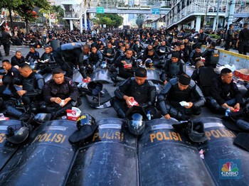 Di Balik Demo 22 Mei: Momen Bukber Aparat hingga Video Call