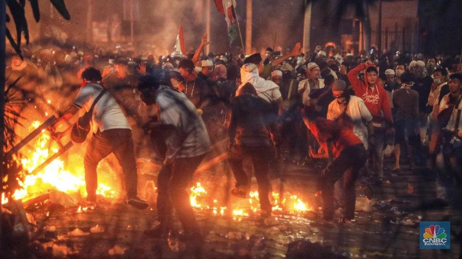 Sejumlah massa demonstran melempar batu ke arah aparat keamanan yang berjaga di Kantor Bawaslu, Jakarta, Rabu (22/5/2019) malam.