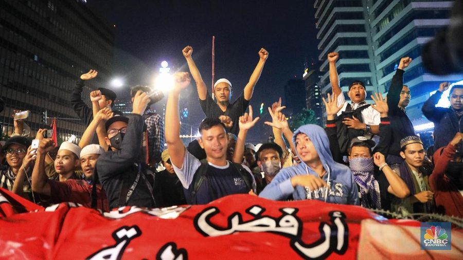 Sejumlah massa demonstran melempar batu ke arah aparat keamanan yang berjaga di Kantor Bawaslu, Jakarta, Rabu (22/5/2019) malam.