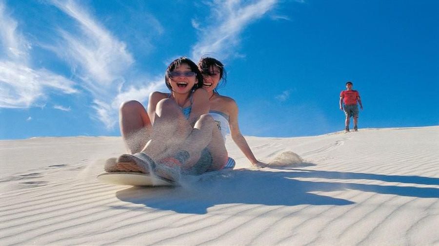 Jika anda sedang berada di Perth, berkunjunglah ke Pinnacles, gurun pasir yang memiliki bebatuan lancip yang unik.