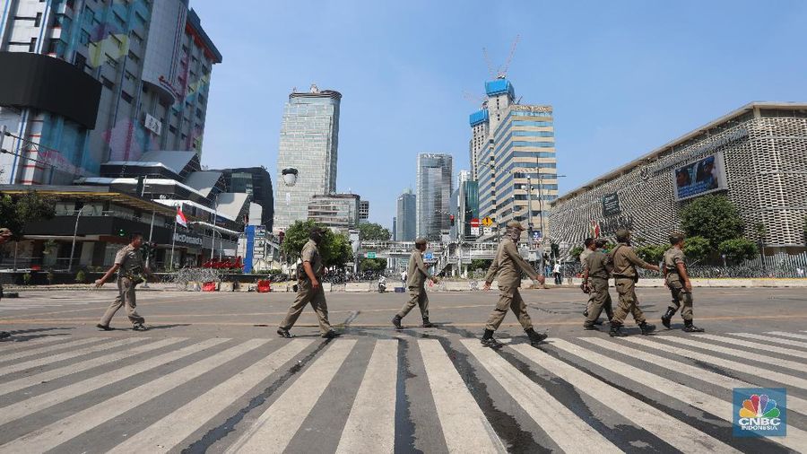 Meskipun telah kondusif, barikade kawat berduri masih terpasang sehinga kendaraan masih belum bisa melintas di Bawaslu.