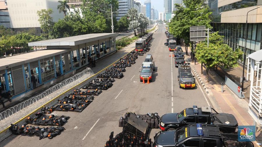 Meskipun telah kondusif, barikade kawat berduri masih terpasang sehinga kendaraan masih belum bisa melintas di Bawaslu.