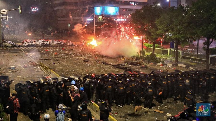 Api diduga berasal dari molotov yang dilempar para pericuh.