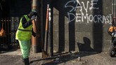 Massa aksi menuntut pelaksanaan pesta demokrasi yang tanpa kecurangan serta mendiskualifikasi pasangan calon nomor urut 01 Jokowi-Ma'rif Amin karena dinilai curang. (ANTARA FOTO/Aprillio Akbar)
