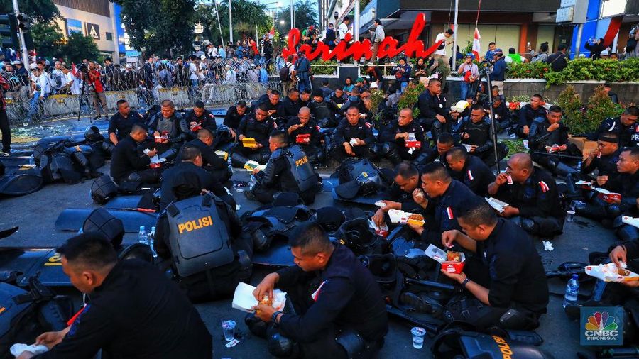 Momen buka bersama para aparat keamanan hingga bentrokan mewarnai aksi demo 22 Mei kemarin, di Kantor Bawaslu, Jakarta.