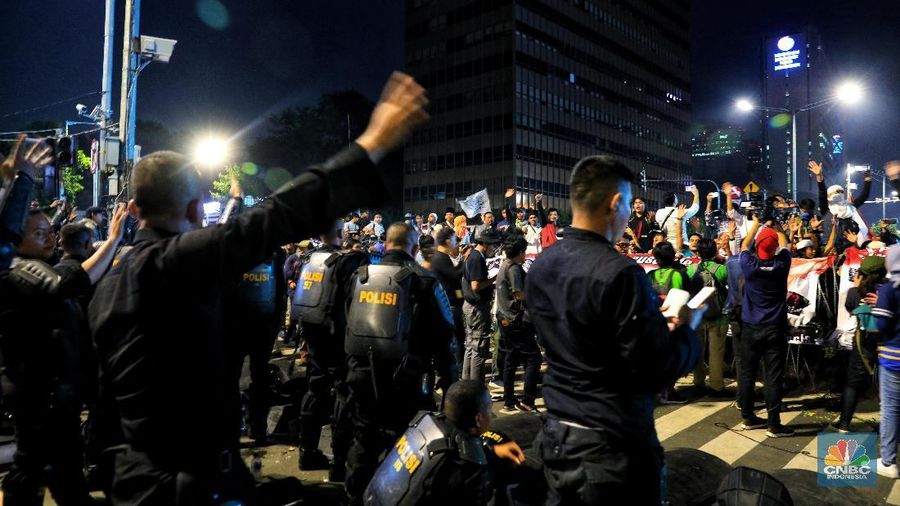 Momen buka bersama para aparat keamanan hingga bentrokan mewarnai aksi demo 22 Mei kemarin, di Kantor Bawaslu, Jakarta.