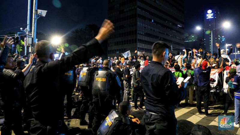 Momen buka bersama para aparat keamanan hingga bentrokan mewarnai aksi demo 22 Mei kemarin, di Kantor Bawaslu, Jakarta.