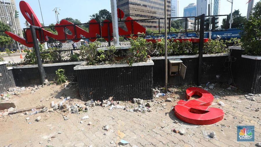 Beberapa kerusakan terjadi di pertokoan Sarinah usai aksi demo 22 Mei yang menolak hasil Pilpres 2019.