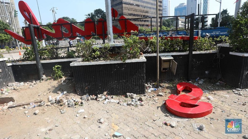 Beberapa kerusakan terjadi di pertokoan Sarinah usai aksi demo 22 Mei yang menolak hasil Pilpres 2019.