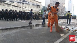 Edi dan Sapu Ijuknya: Menanti Dini Hari, Menahan Gas Air Mata