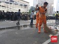 Edi dan Sapu Ijuknya: Menanti Dini Hari, Menahan Gas Air Mata
