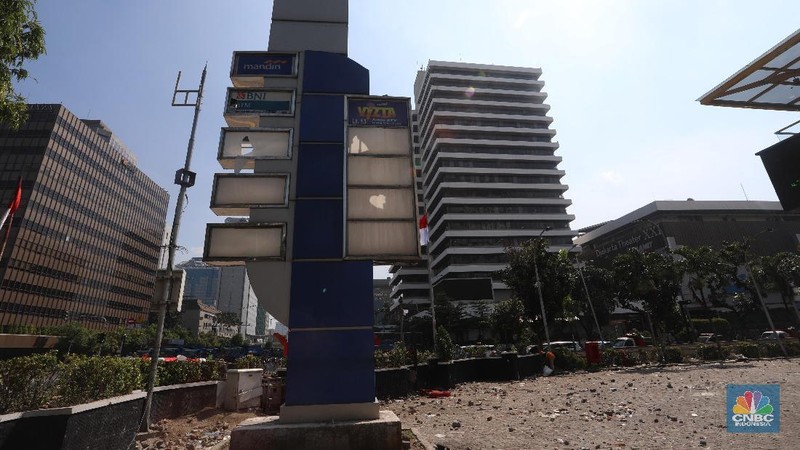 Beberapa kerusakan terjadi di pertokoan Sarinah usai aksi demo 22 Mei yang menolak hasil Pilpres 2019.