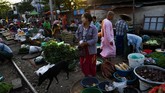 Layaknya pasar tradisional lain, segala kebutuhan rumah tangga tersedia di sini. Muali dari sayuran, daging, hingga buah-buahan.