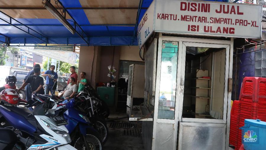 Kondisi warung Kelontong di Jalan Sabang, Jakarta,  Kamis 23/5. Bawang-barang yang dijarah seperti rokok minuman ludes habis diambil massa saat rusuh malam hingga dini hari tadi.  Selain diambil dagangannya massa juga merusak toko kelontongan seperti kulkas dan pintu-pintu warung.  Raja 50tahun mengatakan alami kerugian bisa sampai 50 juta.  
(CNBC Indonesia/Muhammad Sabki)