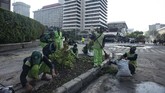 Tak ketinggalan, aksi demonstrasi yang kemudian disusul bentrokan antara massa dengan petugas menyisakan kerusakan pada tanaman-tanaman di sekitar jalan. (ANTARA FOTO/Aprillio Akbar)