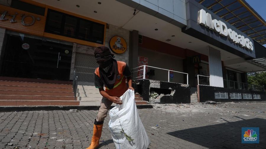 Beberapa kerusakan terjadi di pertokoan Sarinah usai aksi demo 22 Mei yang menolak hasil Pilpres 2019.