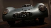 Porsche Type 64 produksi 1993 akan dipamerkan di Galeri St. George Street Sotheby pada 21-24 Mei sebelum dilelang di California pada 15-17 Agustus. (AP Photo/Alastair Grant)