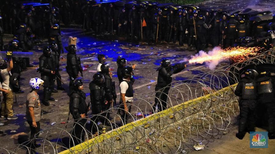 Momen buka bersama para aparat keamanan hingga bentrokan mewarnai aksi demo 22 Mei kemarin, di Kantor Bawaslu, Jakarta.