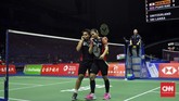 Greysia/Apriyani berhasil memberikan kemenangan setelah Indonesia kalah 1-3 dari Denmark. Kemenangan ganda putri itu tetap penting karena menjadi poin krusial untuk menjadi juara grup dengan kekalahan 2-3. (CNN Indonesia/Putra Permata Tegar)