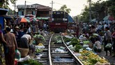 Sebuah pasar tradisional di Mandalay nampak cukup berbeda, bahkan ekstrim ketimbang yang lainnya.