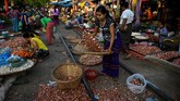 Pasar ini adalah nadi bagi warga di Mandalay, sehingga azas tenggang rasa masih dijunjung tinggi ketimbang keselamatan.