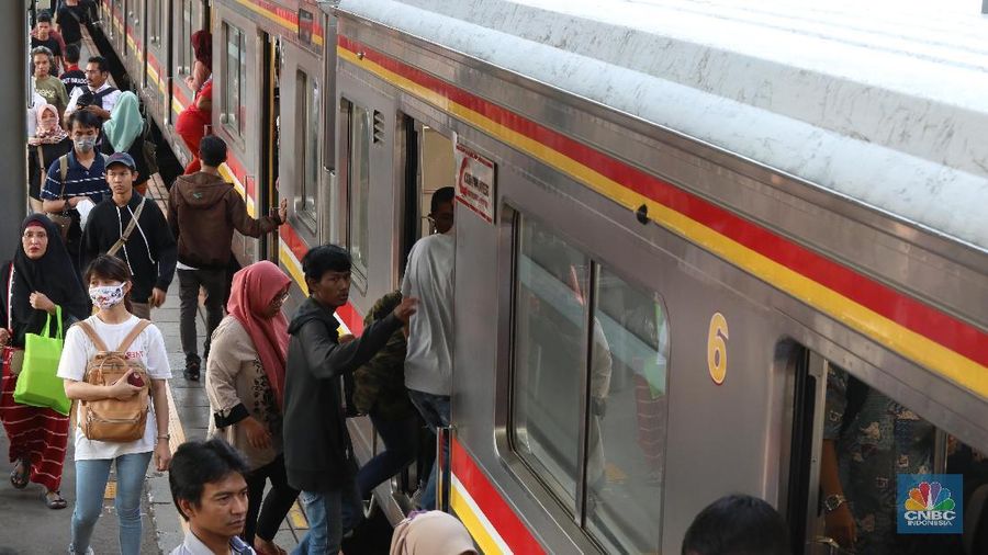 Seluruh perjalanan KRL terhenti akibat listrik padam.