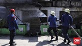 Massa pun mengobarkan api di sejumlah tempat seperti pos polisi Sabang, Jakarta. Petugas pun masih mencoba membersihkan sisa api pada Kamis (23/5). (CNN Indonesia/Hesti Rika)