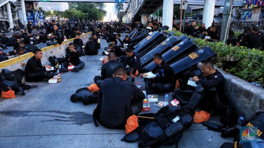 Momen buka bersama para aparat keamanan hingga bentrokan mewarnai aksi demo 22 Mei kemarin, di Kantor Bawaslu, Jakarta.
