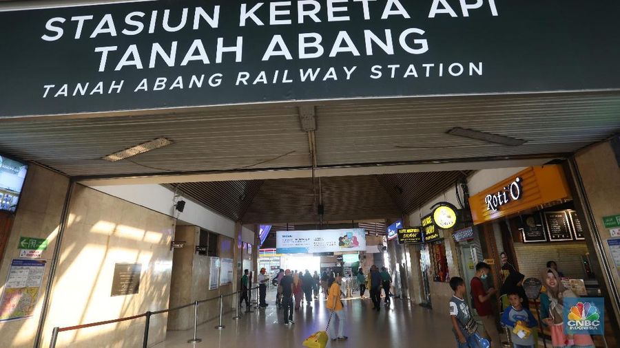 Suasana pengunjung pengguna KRL Commuter Line, Jakarta, Kamis 23 /5. Awalnya KRL Commuter Line tujuan Stasiun Rangkasbitung diarahkan ke Stasiun Kebayoran. Para pengguna KRL yang hendak menuju Stasiun Rangkasbitung diminta berhenti di Stasiun Kebayoran. Selain itu, mereka yang hendak ke Stasiun Tanah Abang dan Palmerah diminta mengambil stasiun alternatif. Namun, per pagi ini, Stasiun Tanah Abang dan Rangkasbitung telah kembali beroperasi. (CNBC Indonesia/Muhammad Sabki)