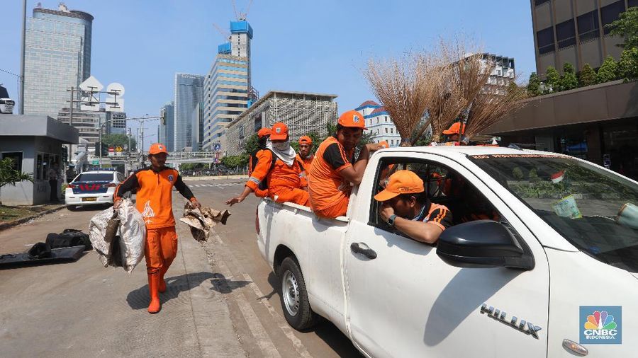 Meskipun telah kondusif, barikade kawat berduri masih terpasang sehinga kendaraan masih belum bisa melintas di Bawaslu.