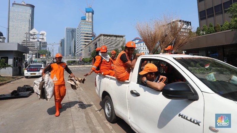 Meskipun telah kondusif, barikade kawat berduri masih terpasang sehinga kendaraan masih belum bisa melintas di Bawaslu.