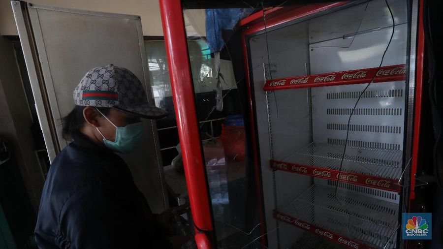 Massa pendemo aksi 22 Mei yang anarkis menjarah barang yang dijual di warung tersebut.