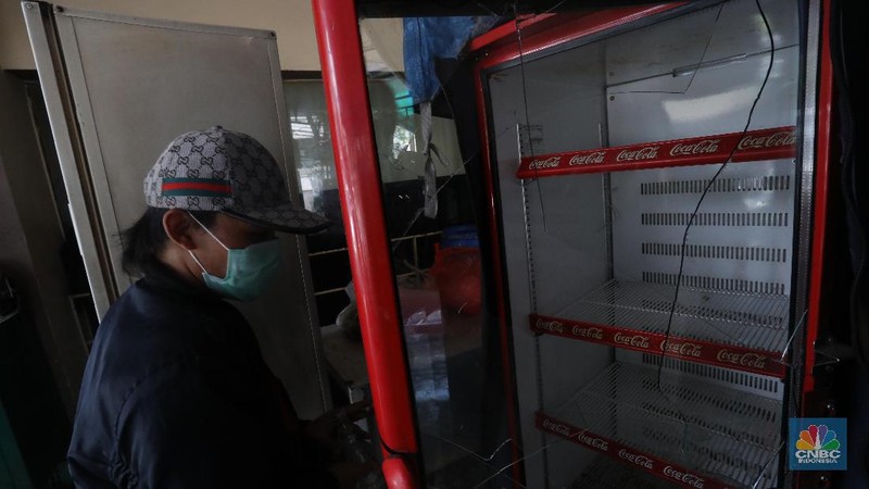 Massa pendemo aksi 22 Mei yang anarkis menjarah barang yang dijual di warung tersebut.