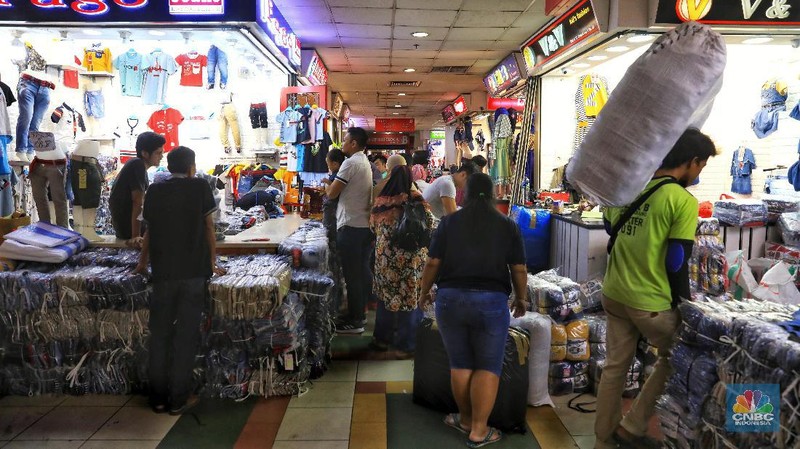 Aktivitas jual beli di Tanah Abang normal kembali setelah sempat tutup akibat demo ricuh 22 Mei.