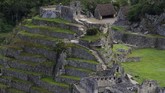Untuk mengurainya, kawasan situs warisan dunia UNESCO itu menerapkan aturan tentang tiket agar jumlah wisatawan bisa terkontrol.