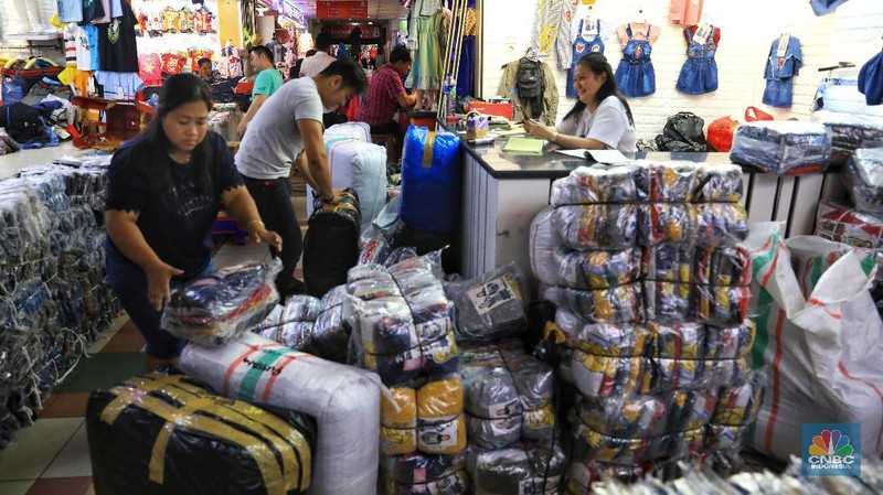 Aktivitas jual beli di Tanah Abang normal kembali setelah sempat tutup akibat demo ricuh 22 Mei.