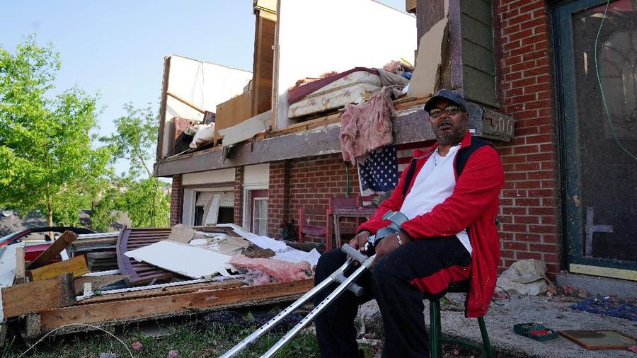 Tornado yang menghantam kota Jefferson, Missouri, Amerika Serikat pada malam hari menyebabkan kerusakan bangunan dan infrastruktur daerah tersebut.