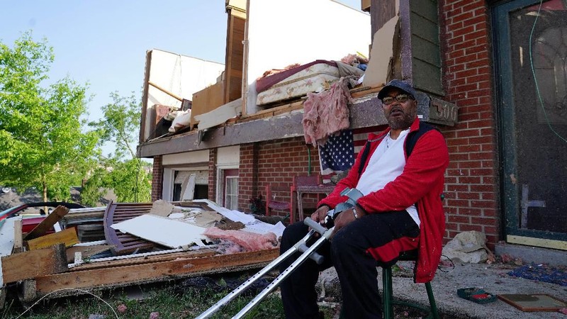 Tornado yang menghantam kota Jefferson, Missouri, Amerika Serikat pada malam hari menyebabkan kerusakan bangunan dan infrastruktur daerah tersebut.