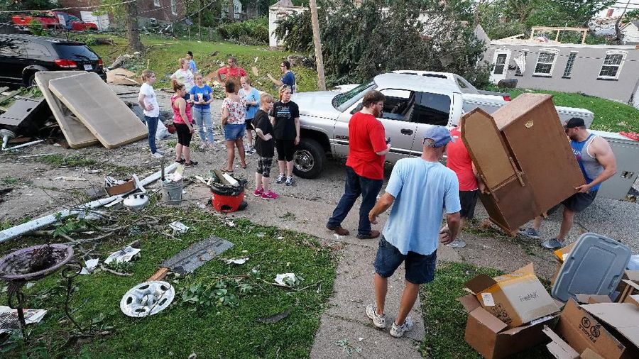 Tornado yang menghantam kota Jefferson, Missouri, Amerika Serikat pada malam hari menyebabkan kerusakan bangunan dan infrastruktur daerah tersebut.
