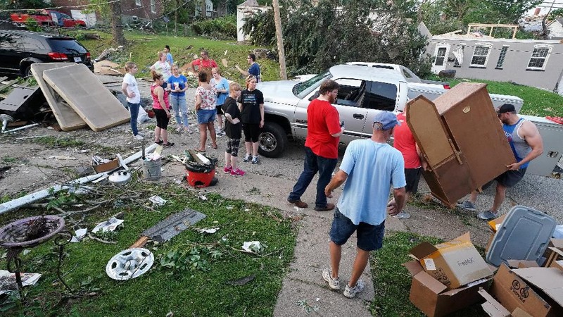 Tornado yang menghantam kota Jefferson, Missouri, Amerika Serikat pada malam hari menyebabkan kerusakan bangunan dan infrastruktur daerah tersebut.