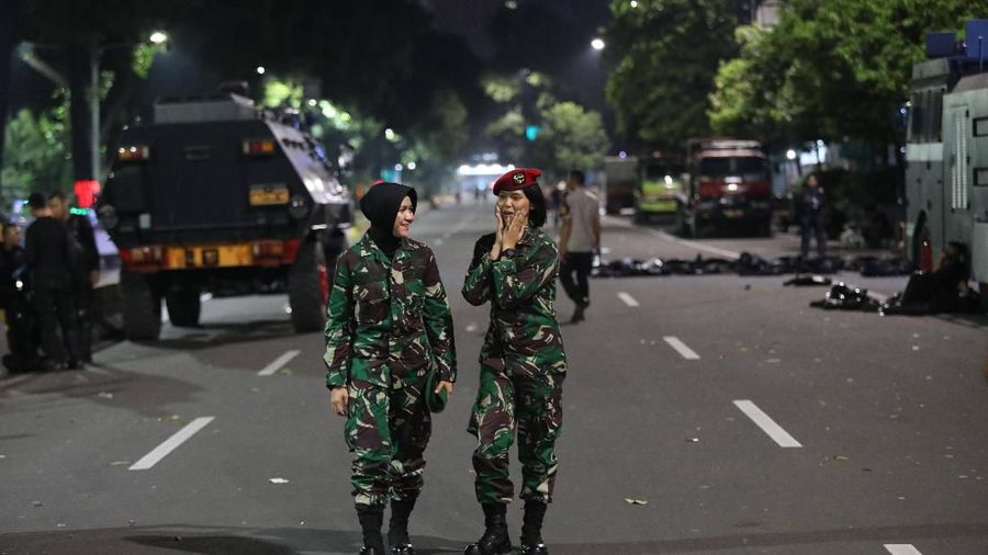 Polwan dan srikandi TNI ikut menjaga keamanan Mahkamah Konstitusi, jelang deadline pendaftaran sengketa Pilpres dan Pileg 2019.